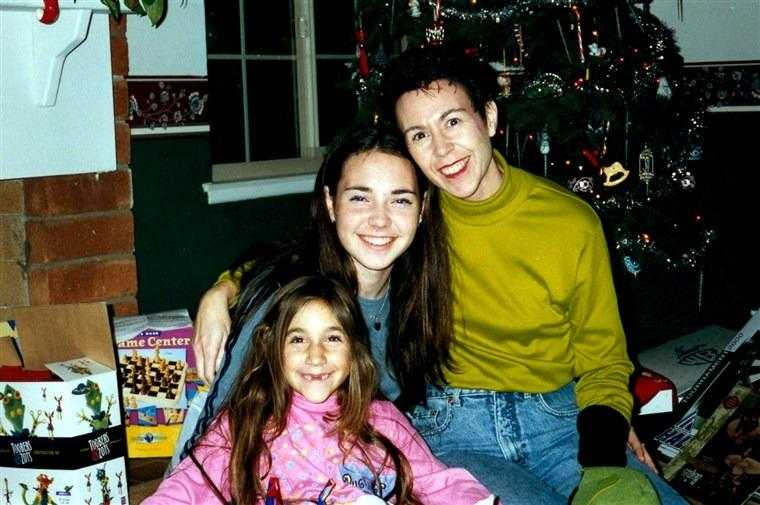 Photo of Debby with her daughters Deora and Murial.